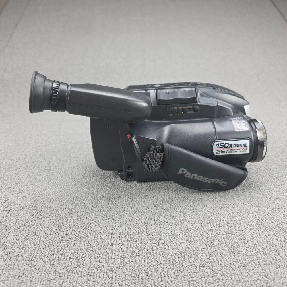 Panasonic PV-L579 Palmcorder VHS-C Camcorder Bundle - Tested and Working